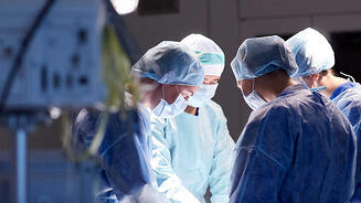 外科医生在手术室里，打开空气质量监测器。