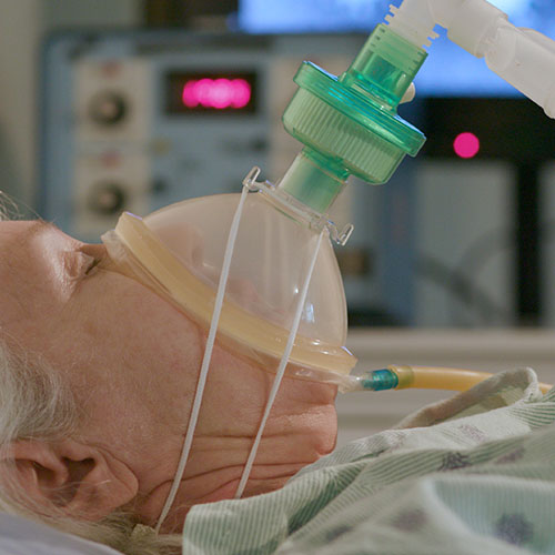 COVID-19患者使用医用呼吸机进行呼吸支持。